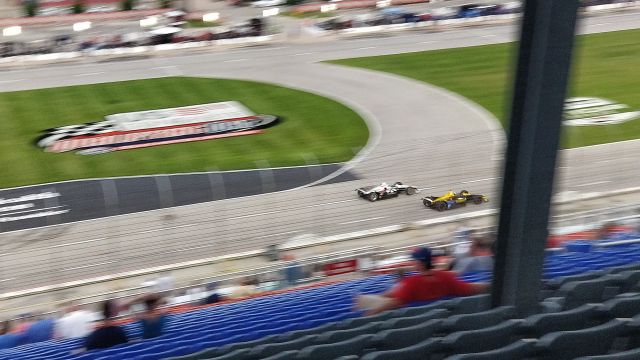 Two Indycars pas